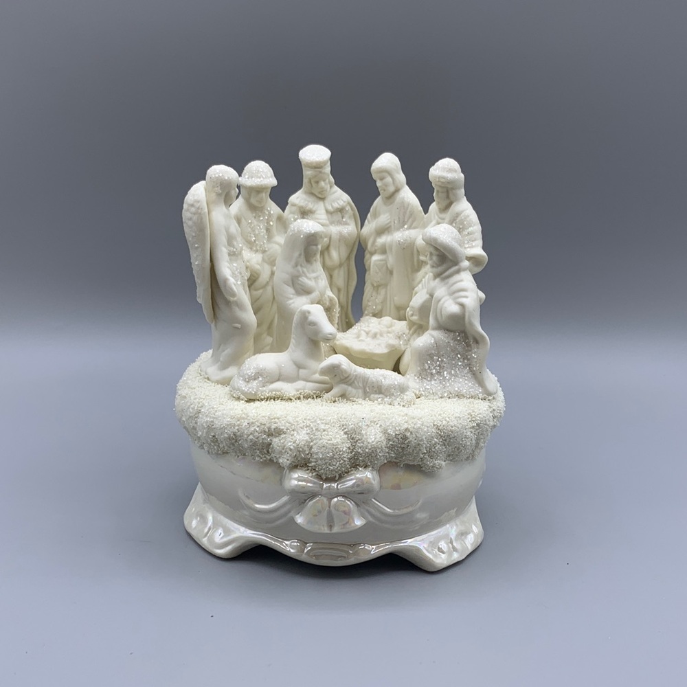 Vintage Cracker Barrel Fine Pearlized Porcelain Nativity Music Box Silent Night